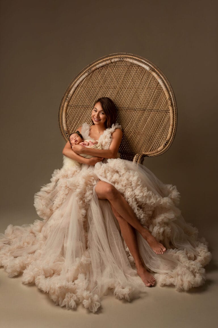 newborn photo mum and daughter photo by annaclaire studio sydney 768x1152